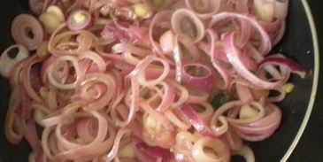 куриная печенка с красным луком в красном вине