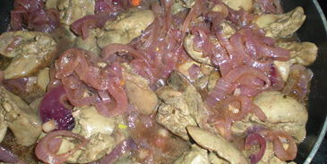 куриная печенка с красным луком в красном вине
