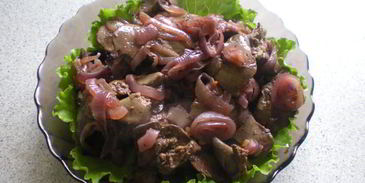 куриная печенка с красным луком в красном вине