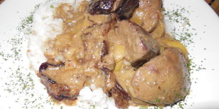 Рецепт печени индюшки с яблоками и черносливом