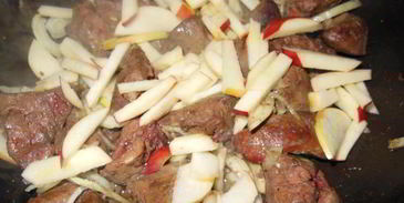 печень индюшки с яблоками и черносливом