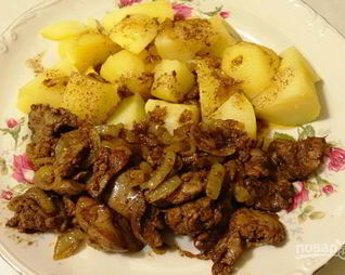 Печень куриная, тушенная с луком