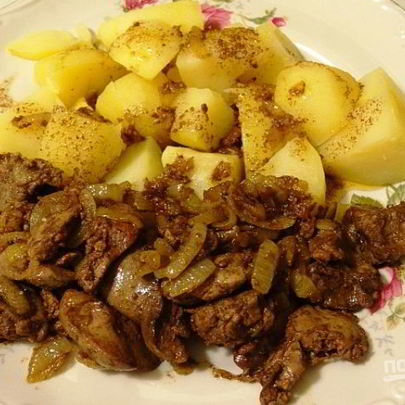 Печень куриная, тушенная с луком