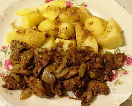 Печень куриная, тушенная с луком