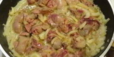 печень куриная, тушенная с луком