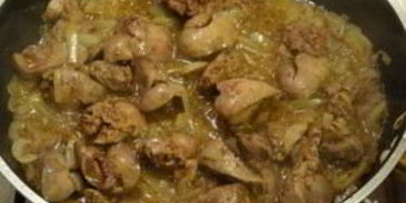 печень куриная, тушенная с луком