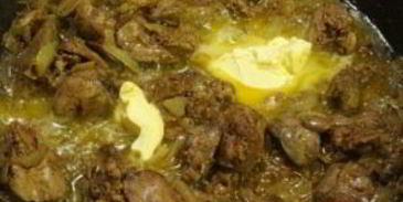 печень куриная, тушенная с луком