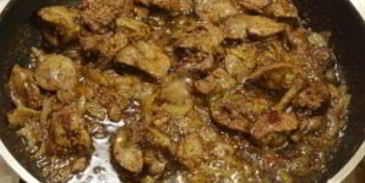 печень куриная, тушенная с луком