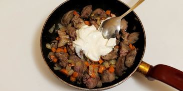 печень с морковью и сметаной