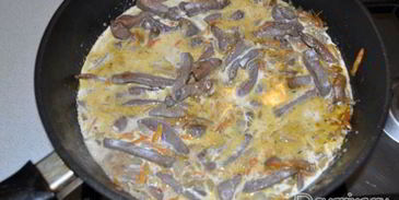 печень, тушенная в сливках