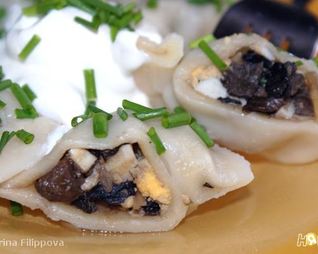 Пельмени с сухими грибами и яйцом