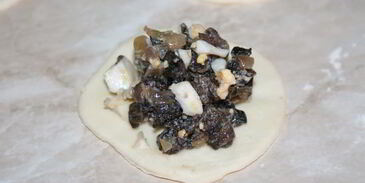 пельмени с сухими грибами и яйцом