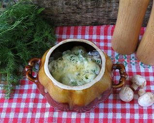 Пельмени в горшочках с грибами