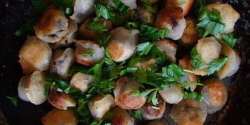 жареные пельмени с грибами из заварного теста