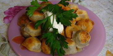 жареные пельмени с грибами из заварного теста