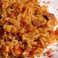 Рецепт Джамбалайя с копчеными колбасками и острым томатным соусом