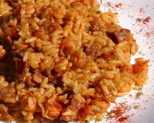 Джамбалайя с копчеными колбасками и острым томатным соусом