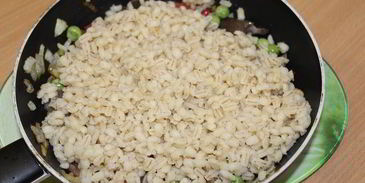 паэлья из перловой крупы и лесных грибов