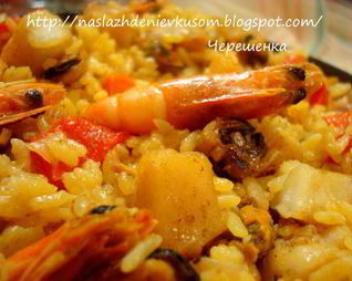 Паэлья с курицей, мидиями, гребешком и креветками