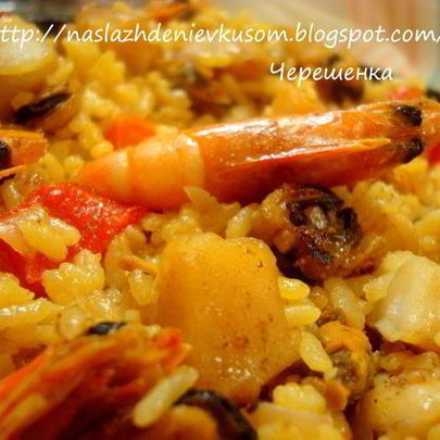 Паэлья с курицей, мидиями, гребешком и креветками