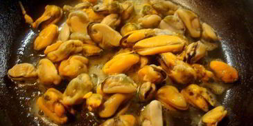 паэлья с курицей, мидиями, гребешком и креветками