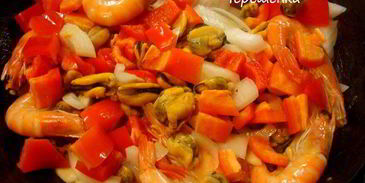 паэлья с курицей, мидиями, гребешком и креветками