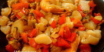 паэлья с курицей, мидиями, гребешком и креветками