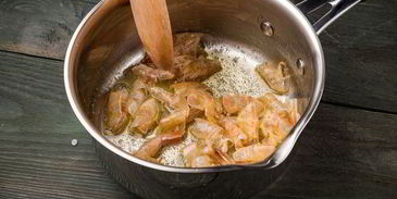 плов из красного и бурого риса с креветками