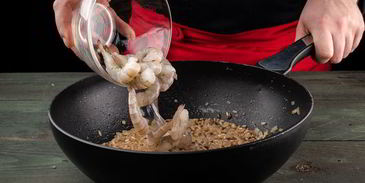 плов из красного и бурого риса с креветками