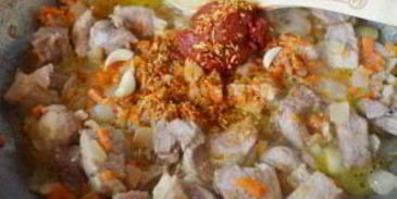 плов на сковороде со свининой