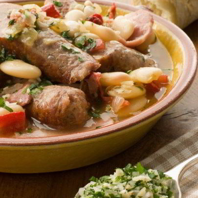 Колбаски с фасолевым рагу с соусом персилад