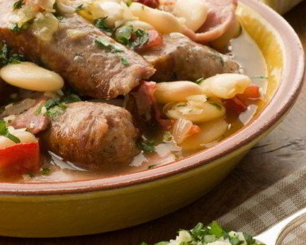 Колбаски с фасолевым рагу с соусом персилад