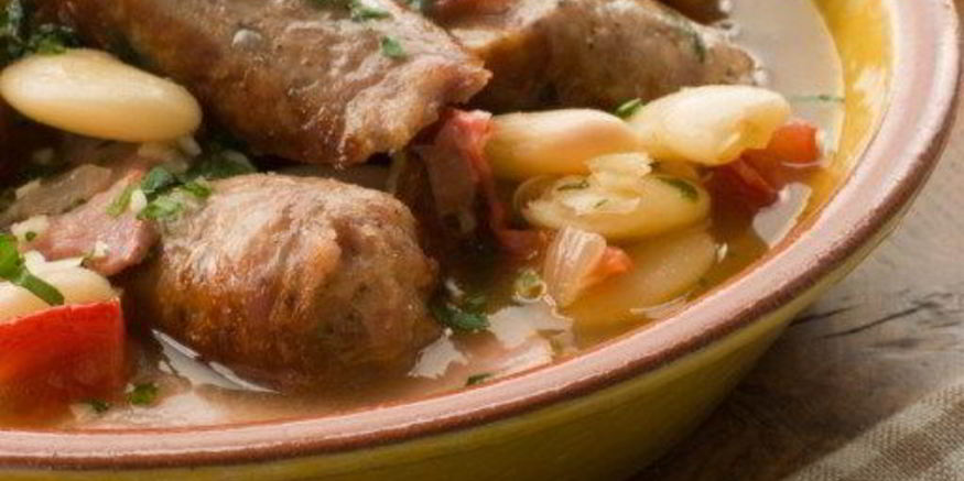 Рецепт колбасок с фасолевым рагу с соусом персилад