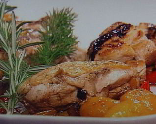 Куриное филе с овощным рагу под бальзамическим соусом