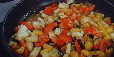 куриное филе с овощным рагу под бальзамическим соусом