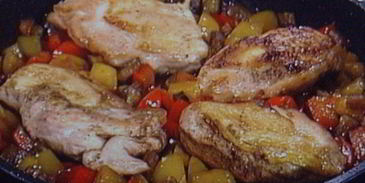 куриное филе с овощным рагу под бальзамическим соусом