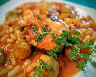 Летнее овощное рагу с фасолью и лососем