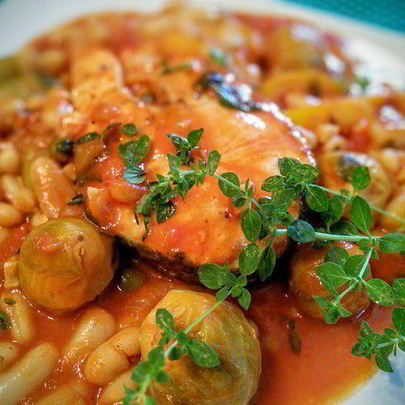 Летнее овощное рагу с фасолью и лососем