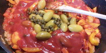 летнее овощное рагу с фасолью и лососем