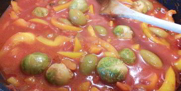 летнее овощное рагу с фасолью и лососем