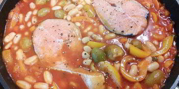 летнее овощное рагу с фасолью и лососем