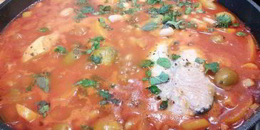 летнее овощное рагу с фасолью и лососем