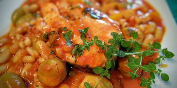 летнее овощное рагу с фасолью и лососем