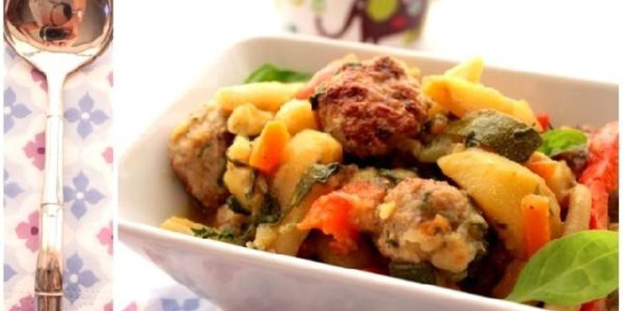 Рецепт уютного рагу из овощей и куриных котлеток