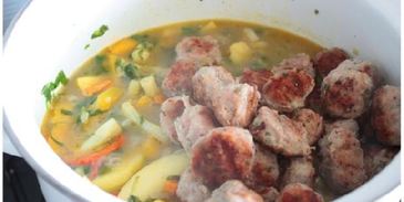 уютное рагу из овощей и куриных котлеток