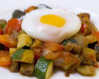 Рататуй с яйцом