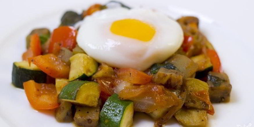 Рецепт рататуя с яйцом