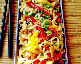 Рисовая лапша с креветками и овощами