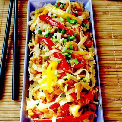 Рисовая лапша с креветками и овощами