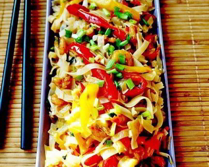 Рисовая лапша с креветками и овощами